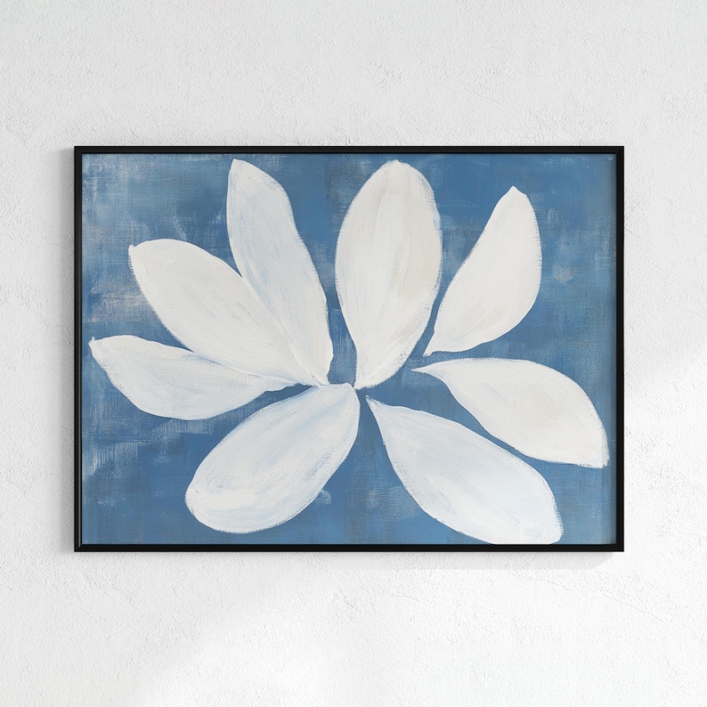 K&ouml;nnte beinhalten: Abstrakter Blumendruck mit einer gro&szlig;en wei&szlig;en Blume vor blauem Hintergrund. Die Bl&uuml;tenbl&auml;tter sind mit breiten Pinselstrichen gemalt und das Kunstwerk ist in einem schwarzen Rahmen gerahmt. Das Gem&auml;lde hat eine moderne &Auml;sthetik.