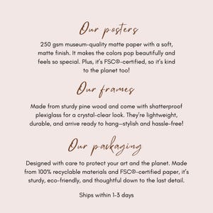 K&ouml;nnte beinhalten: Text auf hellrosa Hintergrund, der Poster, Rahmen und Verpackungen beschreibt. Die Poster bestehen aus 250 g/m&sup2; Museumsqualit&auml;t-Mattpapier. Rahmen sind aus robustem Kiefernholz gefertigt. Verpackungen bestehen aus recycelbaren Materialien.