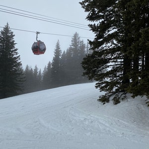 Gondola/ Ski Slope/ Snow