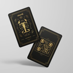 K&ouml;nnte beinhalten: Schwarze und goldene Karte mit einer Skorpion-Illustration und dem Text "vKardZ" und "SCORPIO". Die Karte enth&auml;lt auch einen QR-Code.