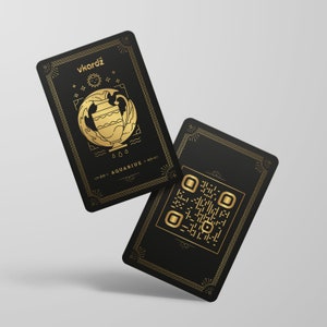 K&ouml;nnte beinhalten: Schwarze und goldene Karte mit einer stilisierten Illustration des Sternzeichens Wassermann, einem Wasserkrug mit Wellen und einer Sonne. Die Karte enth&auml;lt auch den Text "vKardz" und "AQUARIUS". Die R&uuml;ckseite der Karte zeigt einen goldenen QR-Code.