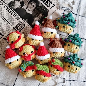 かぎ針編みのクリスマスダックキーホルダーのパターン：アミグルミのサンタ、エルフ、鹿（PDFパターン）