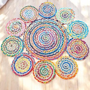 Handgeflochtener runder Juteteppich: Bunter Ausgebogter Designteppich