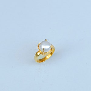 Hand-Carved Pearl Gemstone Ring / Pearl Gold Ring / Beautiful White Stone Ring / Ocean Jewelry For Women / Wedding Gift For Her / Mom Gift