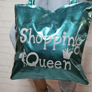 Glänzende Shopping Queen Tasche in Grün | Stylische Tasche mit Aufdruck | Tragetasche für Damen | Kunstleder | Modische große Schultertasche