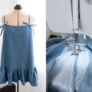K&ouml;nnte beinhalten: Ein blaues Jeanskleid mit verstellbaren Tr&auml;gern und einem R&uuml;schen-Saum. Das Kleid wird auf einer N&auml;hmaschine gen&auml;ht.