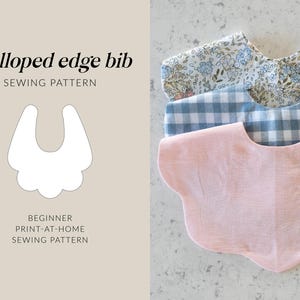 Op de afbeelding: Drie baby slabbetjes met geschulpte randen in bloemen-, blauw geruite en roze stoffen. De afbeelding bevat ook een naaipatroon voor een slabbetje met geschulpte randen, met de tekst "scalloped edge bib sewing pattern" en "beginner print-at-home sewing pattern."
