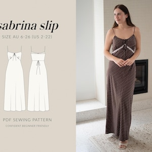 Puede incluir: Una mujer modela un vestido lencero marrón con lunares, tirantes finos y ribete de encaje blanco. La imagen incluye un patrón de costura PDF para el vestido "sabrina slip", con el texto "TALLA AU 6-26 (US 2-22)".