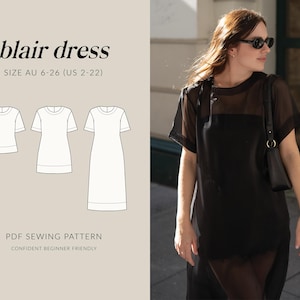 Può includere: Una donna indossa un abito nero con un top trasparente, porta una borsa nera. L'immagine mostra anche un modello di cucito con il testo "blair dress" e informazioni sulle taglie. Il modello include illustrazioni di un top e due modelli di abito.