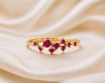 Gouden ring met robijncluster, ronde robijnring, geboortesteenring van juli, unieke verlovingsring, minimalistisch sieraad, cadeau