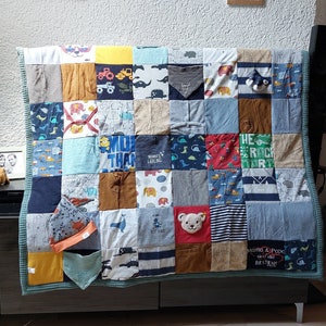 Kleine Personalisierte Erinnerungsdecke aus deinen Babysachen /