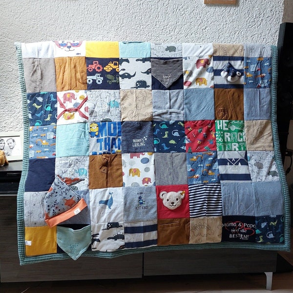 Kleine Personalisierte Erinnerungsdecke aus deinen Babysachen /