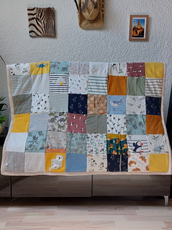 Große Personalisierte Erinnerungsdecke aus deinen Babysachen /