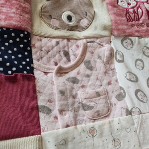 Puede incluir: Un mosaico de ropa de beb&eacute; en tonos rosa, blanco y azul marino. Los art&iacute;culos incluyen un su&eacute;ter color crema con una cara de oso, un body rosa con erizos y conejos y un su&eacute;ter rosa con un dise&ntilde;o de zorro.