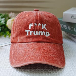 Cappellini ricamati con la scritta "F**k Trump", cappellini da camionista anti-Trump alla moda, cappellini da baseball lavati con slogan sull'attivismo politico, cappellini ricamati personalizzati, regali di squadra