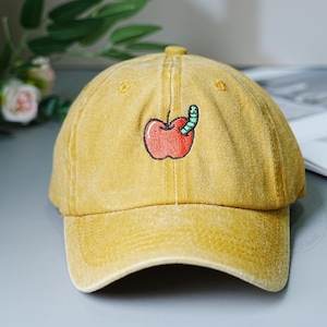 Cappellini divertenti con mele e vermi ricamati, cappellini da baseball con mele e frutta, cappellini vintage in cotone lavato, cappellini unisex per esterni, ottima idea regalo.