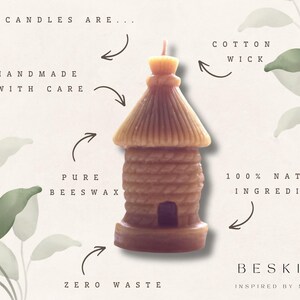 Może przedstawiać: Biały ceramiczny kubek z czarnym uchem i napisem "But First, Coffee" czarną, odręczną czcionką. Kubek stoi na białej powierzchni.