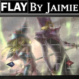 YGO Playmat The Dark Magicians con bolsa de transporte gratuita, Tapete de juego de duelo personalizado de tela premium, Impresión Ultra HD con superficie antideslizante,