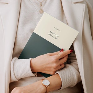 Groen gepersonaliseerd notitieboekje met zachte kaft, beige aangepaste naam hardcover dagboek, cadeau boekenliefhebber, gepersonaliseerd briefpapier, notitieboekje therapeut