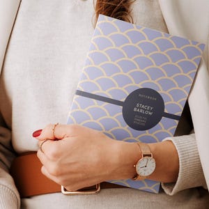 Lila personalisiertes Softcover-Notizbuch, Gelbes individuelles Name Hardcover-Journal, Buch-Liebhaber-Geschenk, Lesetagebuch, tägliche Dairy für die Schwangerschaft