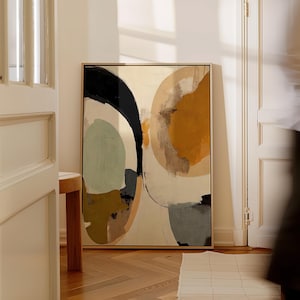 Könnte beinhalten: Ein rechteckiges gerahmtes Wandbild mit einer abstrakten Komposition aus großen, überlappenden organischen Formen in den Farben Schwarz, Senfgelb, Salbeigrün und Creme auf einem hellbeigen Hintergrund mit sichtbaren Pinselstrichstrukturen.