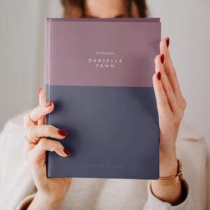 Personalisiertes Notizbuch Lila Name Tagebuch für Sie Hardcover Hochzeit Planer für Brautjungfern Durchdachtes Geschenk für Book Club Mitglieder