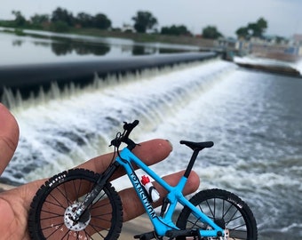 Bicicleta miniatura personalizada,hecha a mano,mtb,Modelo de bicicleta personalizado,montaña,Regalo,presente,Único,Decoración,al aire libre,cuesta abajo,carretera,aniversario