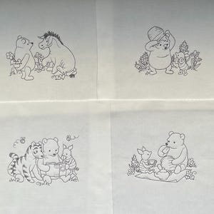Może przedstawiać: Cztery panele z Kubusiem Puchatkiem i przyjaciółmi w czarnej grafice liniowej. Panele przedstawiają Puchatka z Kłapouszkiem, Puchatka ze słoikiem miodu, Tygryska z Puchatkiem i Prosiaczkiem oraz Puchatka i Prosiaczka na przyjęciu herbacianym. Obrazy są na białym tle.