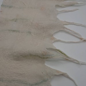 Handgefilzter Vorhang in weiß mit grün und gelbe Tupfen Bild 5