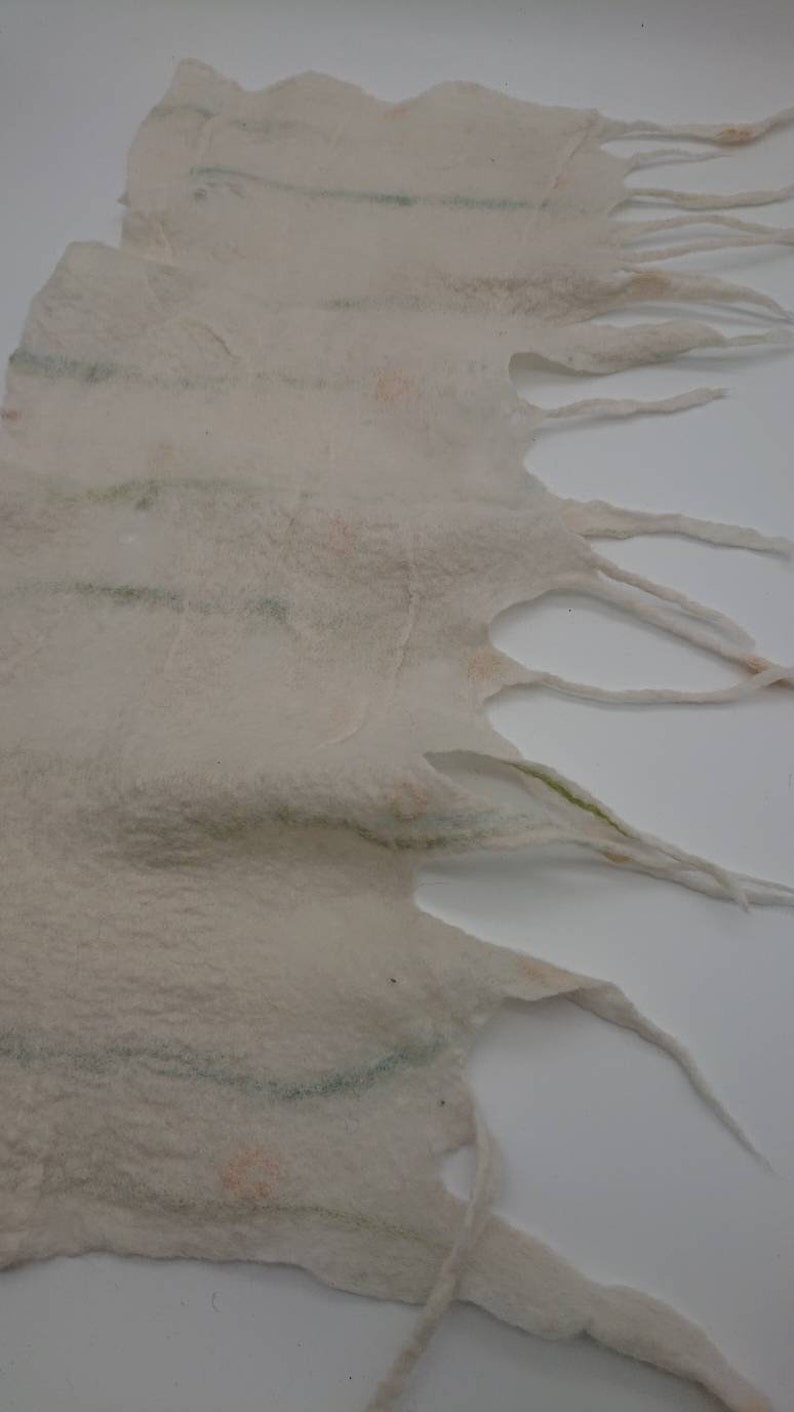 Handgefilzter Vorhang in weiß mit grün und gelbe Tupfen Bild 5