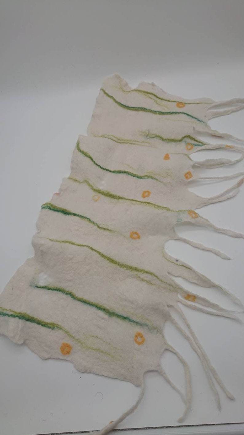 Handgefilzter Vorhang in weiß mit grün und gelbe Tupfen Bild 4
