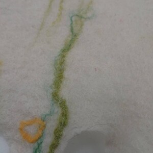 Handgefilzter Vorhang in weiß mit grün und gelbe Tupfen Bild 7