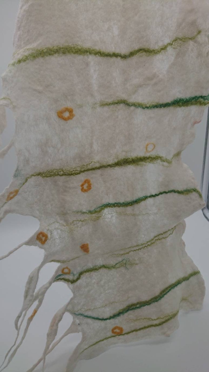 Handgefilzter Vorhang in weiß mit grün und gelbe Tupfen Bild 6