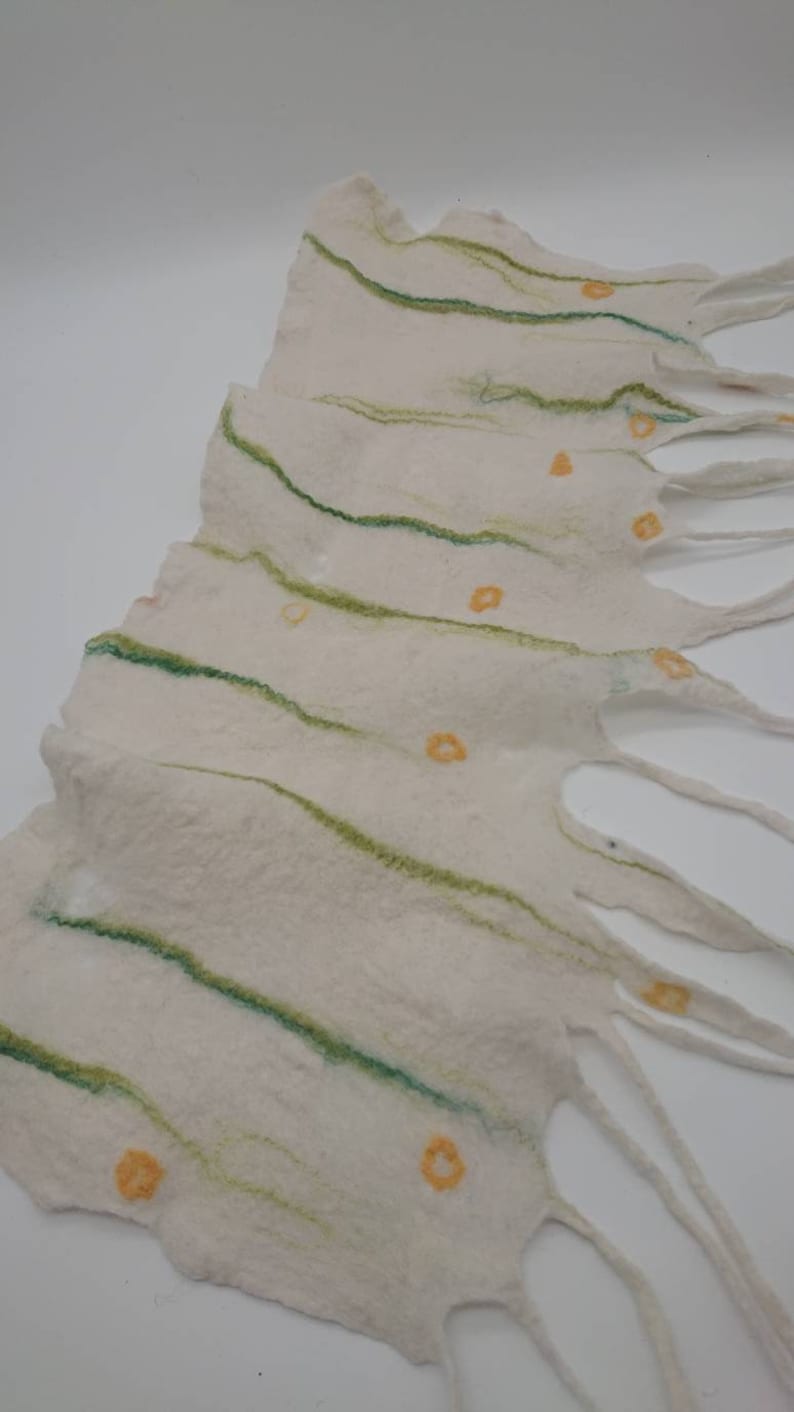 Handgefilzter Vorhang in weiß mit grün und gelbe Tupfen Bild 3