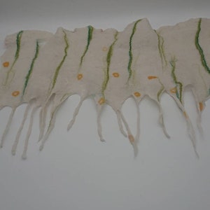 Handgefilzter Vorhang in weiß mit grün und gelbe Tupfen Bild 1