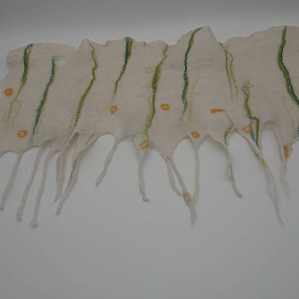 Handgefilzter Vorhang in weiß mit grün und gelbe Tupfen