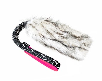HAUU / MIAUU® MAXI Bungee Short Tug giocattolo per cane / Black & Bones / Maniglia flessibile Bungee rosa / Giocattolo in pelliccia sintetica / giocattolo bungee / giocattolo per cani forte