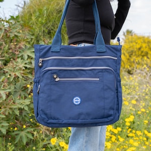 Blaue wasserabweisende Nylon-Umhängetasche, Multi-Pocket-Tasche für Frauen, Einkaufstasche, leichte Einkaufstasche, Windeltasche, Handtasche für Frauen. Bild 3