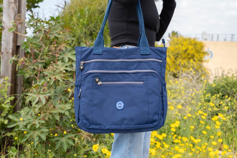 Blaue wasserabweisende Nylon-Umhängetasche, Multi-Pocket-Tasche für Frauen, Einkaufstasche, leichte Einkaufstasche, Windeltasche, Handtasche für Frauen. Bild 3