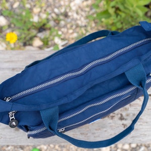 Blaue wasserabweisende Nylon-Umhängetasche, Multi-Pocket-Tasche für Frauen, Einkaufstasche, leichte Einkaufstasche, Windeltasche, Handtasche für Frauen. Bild 5