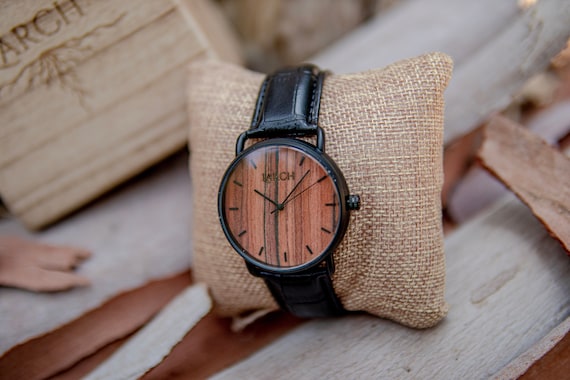 Holzuhr, Rote Holzuhr, Gravierte Uhr, Uhr für Herren