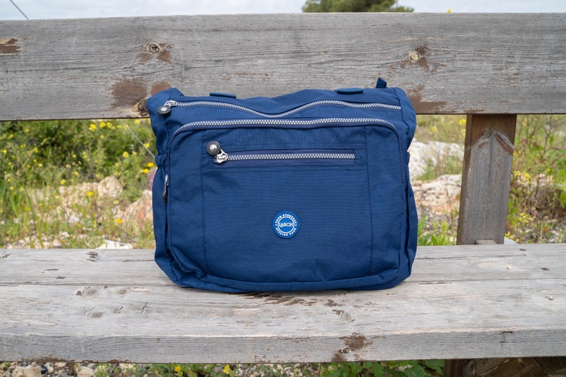 Blaue wasserabweisende Nylon-Umhängetasche, Multi-Pocket-Tasche für Frauen, Einkaufstasche, leichte Einkaufstasche, Windeltasche, Handtasche für Frauen. Bild 1