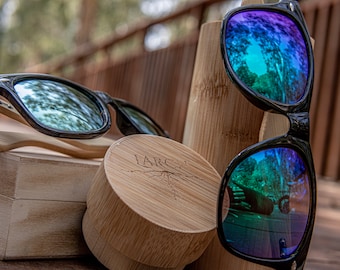 Wayfarer solglasögon, svarta bågar, lila spegelglas, specialgravyr