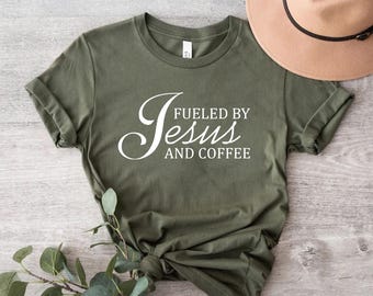 Treibend durch Jesus und Kaffee-Shirt, christlicher Glaube-T-Stück, religiöses Kaffee-Liebhaber-Kleid