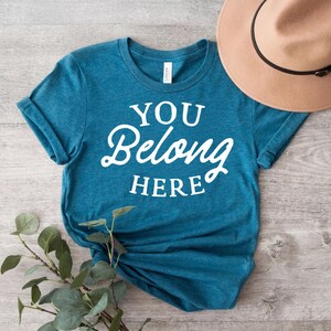 Camiseta "You Belong Here", camiseta "You Matter", camiseta "Positivity", camiseta de moda, camiseta "Someone Loves You", camiseta ondulada