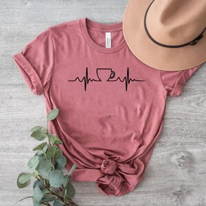 T-shirt pour les amoureux du café, T-shirt graphique « Battement de cœur caféiné », T-shirt minimaliste sur le thème du café