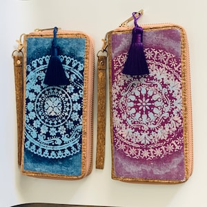 Cartera de corcho pintada a mano con diseño de mandala - Morado y azul, estilo bohemio, accesorio ecológico.
