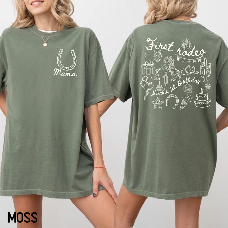 K&ouml;nnte beinhalten: Moosgr&uuml;nes T-Shirt mit einem Hufeisen und dem Wort "Mama" auf der Vorderseite. Auf der R&uuml;ckseite des Shirts steht der Text "First rodeo" und verschiedene Rodeo-Illustrationen, darunter ein Pferd, ein Kaktus und eine Geburtstagstorte.