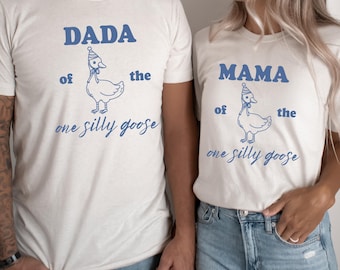 Una maglietta coordinata per il primo compleanno di Silly Goose, vestito per il primo compleanno di Silly Goose, magliette per il compleanno a tema oca, maglietta per mamma e papà con tema oca