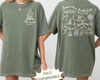 Puede incluir: Una camiseta de manga corta color verde oliva con dibujos de líneas blancas. El frente muestra un gráfico de fogata con el texto One happy mama. La parte posterior muestra un diseño de cumpleaños con temática de campamento con el texto Camp crew birthday Emma's Birthday.